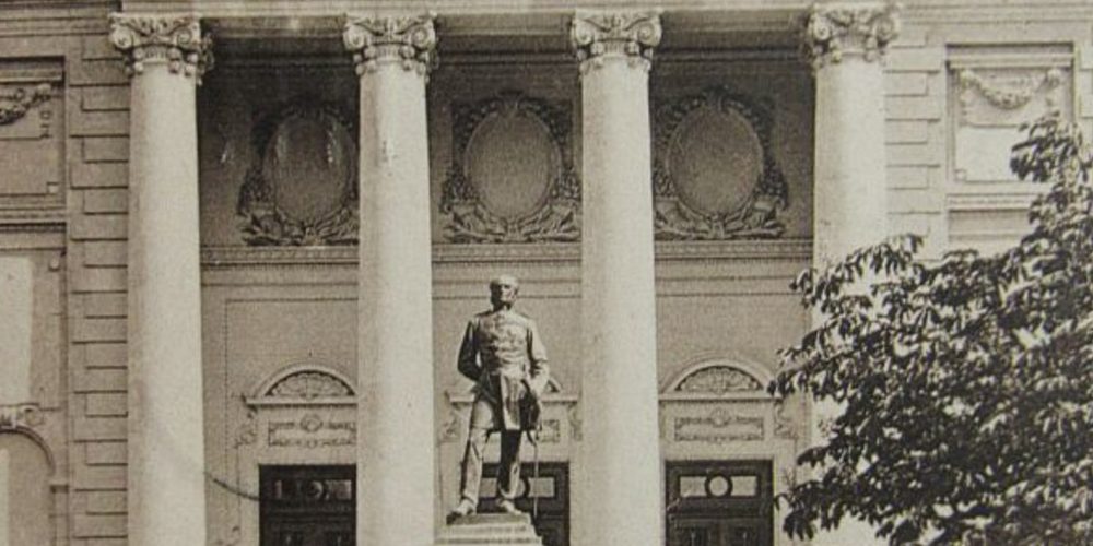 statuia lui Carol Davila din fata palatului facultatii de medicina bucuresti cca 1909