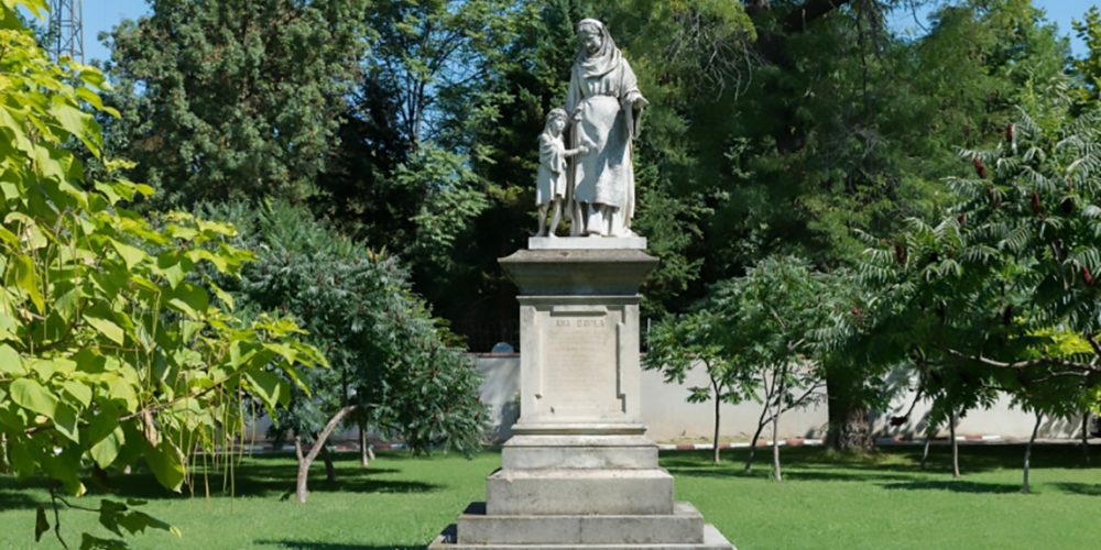 Ana Davila Statuie realizata de Carol Storck Cartier Cotroceni poza color