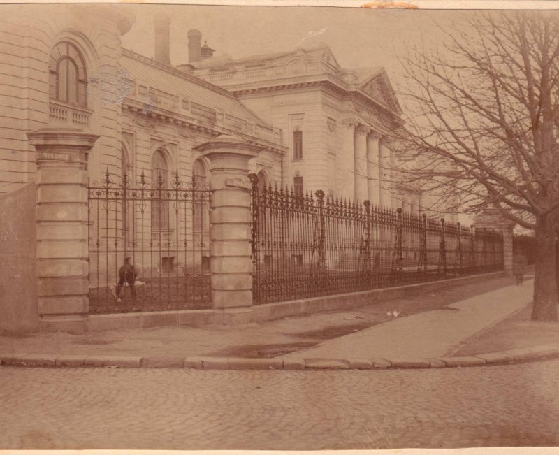 Cadru inedit cu Facultatea de Medicina Umana in anul 1910
